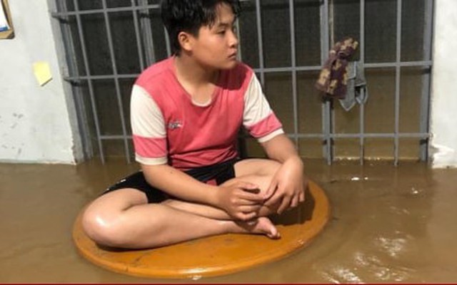 Phú Yên, Khánh Hòa: Người dân chạy lụt trong đêm, giao thông chia cắt