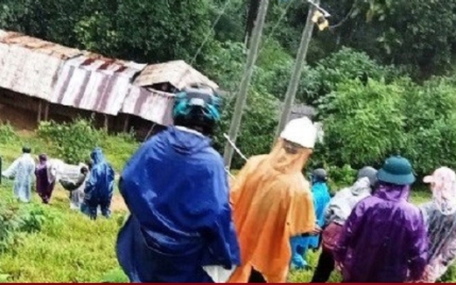 Quảng Nam: Người phụ nữ bị gãy xương đùi được khiêng bộ gần 30 km đi cấp cứu
