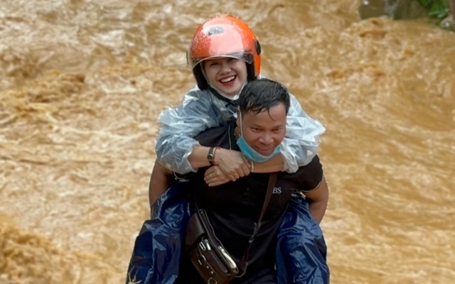 Cô giáo được người dân cõng vượt lũ đến trường, nụ cười trong gian khó "gây bão" mạng xã hội