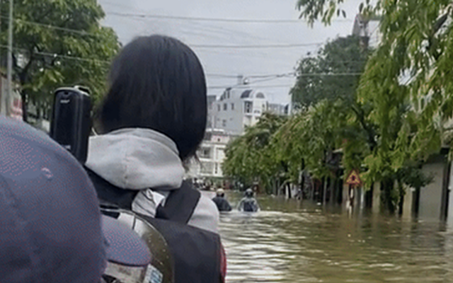 Thanh niên “mắc kẹt” ở Huế đúng đợt mưa lịch sử, suýt khóc khi nhận chiếc bánh từ một ni cô