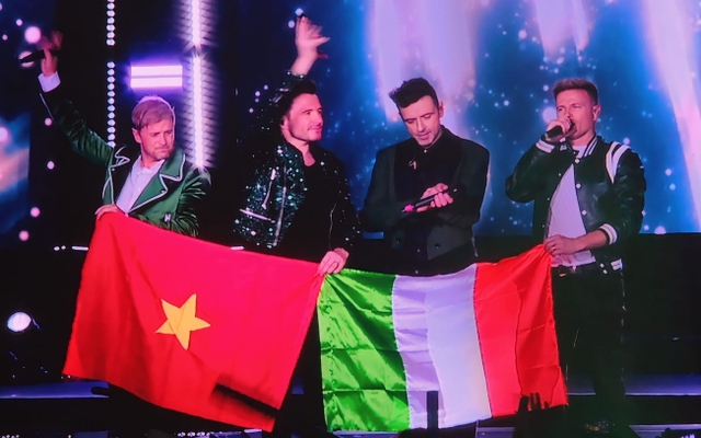 Những khoảnh khắc ấn tượng trong đêm diễn đầu của Westlife: Cờ Việt Nam và Ireland được cầm cùng nhau