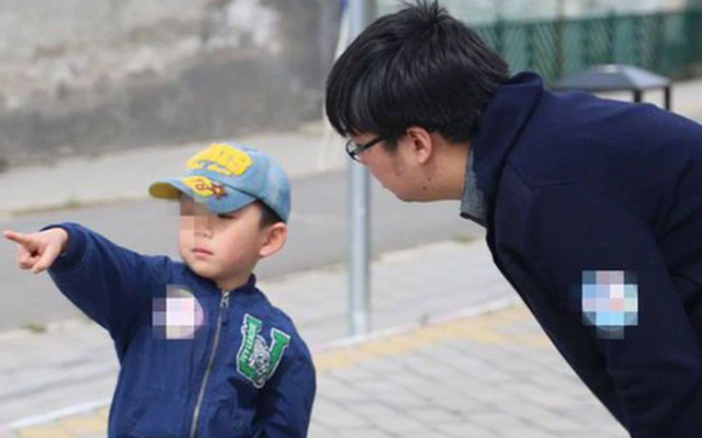 Bị người lạ dúi tiền vào tay, học sinh liền đưa cho cô giáo: Tình huống sau khiến trường đưa cảnh báo khẩn