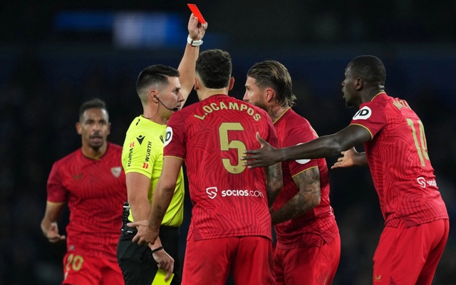 Hy hữu: Sergio Ramos nhận “2 thẻ đỏ” sau pha phạm lỗi thô bạo