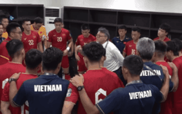 Hé lộ clip HLV Troussier dùng tiếng Việt để "truyền lửa", giúp đội tuyển Việt Nam thắng trận quan trọng