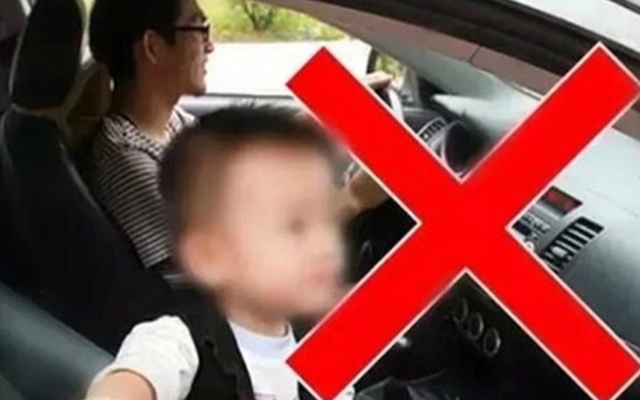 Tại sao trẻ em ngồi ghế trước ô tô tiểm ẩn nguy hiểm?