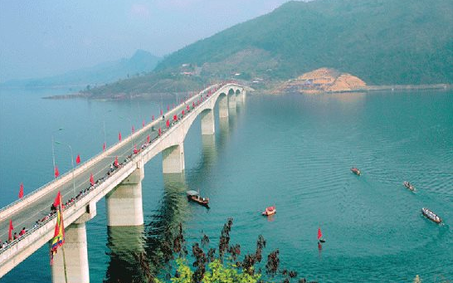 DN đằng sau Cầu Pá Uôn - Cây cầu hoàn toàn Made in Vietnam, xưng danh trụ cầu cao nhất Việt Nam