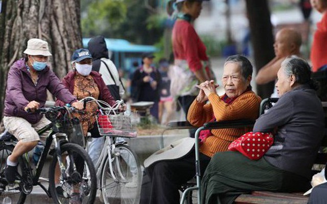 Chùm ảnh: Hà Nội sáng bình yên trong cơn gió lạnh đầu mùa, người dân co ro khoác thêm áo ấm