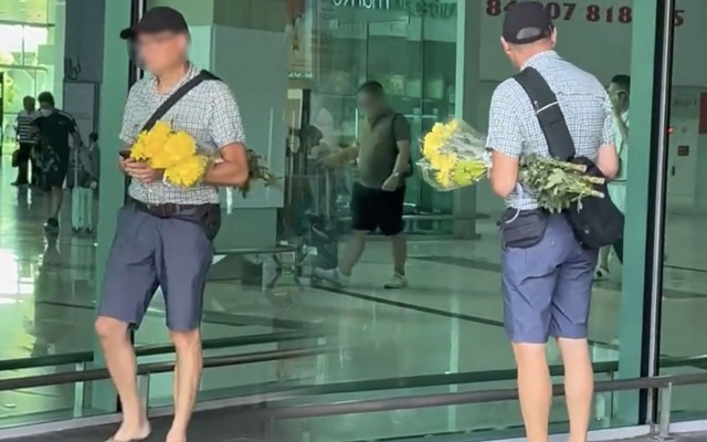 Chuyện anh Tây cầm hoa cúc vàng ra sân bay đón vợ hút triệu view: Sự thật được tiết lộ