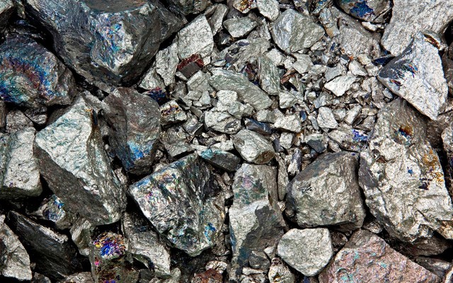 Một doanh nghiệp trên sàn bất ngờ thu về hàng trăm tỷ đồng từ loại kim loại đang được các hãng pin xe điện săn lùng