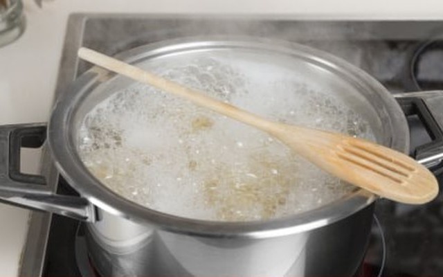 Đặt ngang chiếc thìa gỗ trên nồi đang sôi có tác dụng gì?
