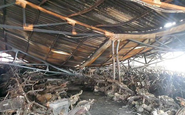 Sinh viên Trường ĐH Hồng Đức bất lực nhìn hơn 100 xe bị thiêu rụi trong trận hỏa hoạn