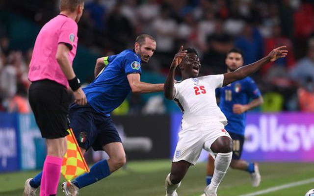 21 năm thi đấu đỉnh cao của "chiến binh" Chiellini