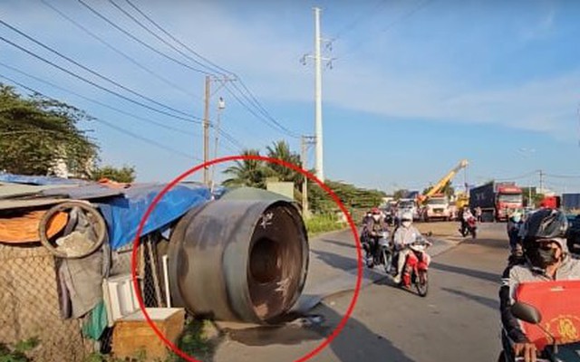 3 cuộn sắt nặng hàng chục tấn văng khỏi rơ-moóc trúng xe container đi đường