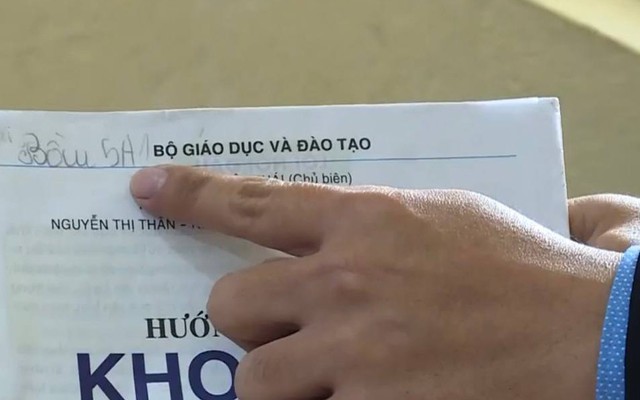 Trường bị nghi cắt xén bữa ăn của học sinh: Mập mờ cả tiền hỗ trợ mua sách, dụng cụ học tập