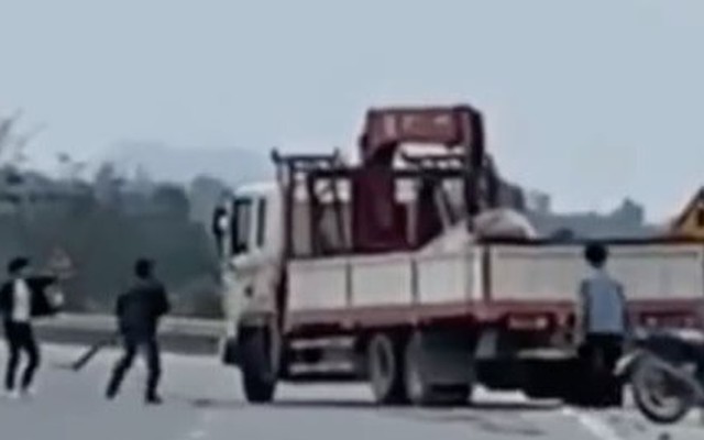 Nguyên nhân nhóm thanh niên cầm hung khí đập vỡ kính xe tải ở Nghệ An