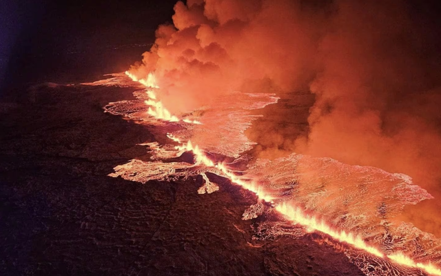Cận cảnh dòng dung nham khi núi lửa ở Iceland phun trào dữ dội
