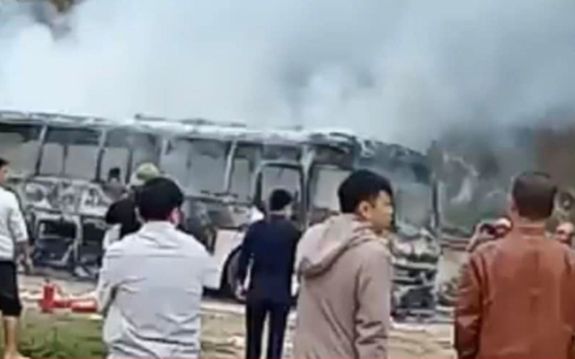 Ô tô du lịch chở học sinh đi tham quan cháy rụi ở Hoà Bình