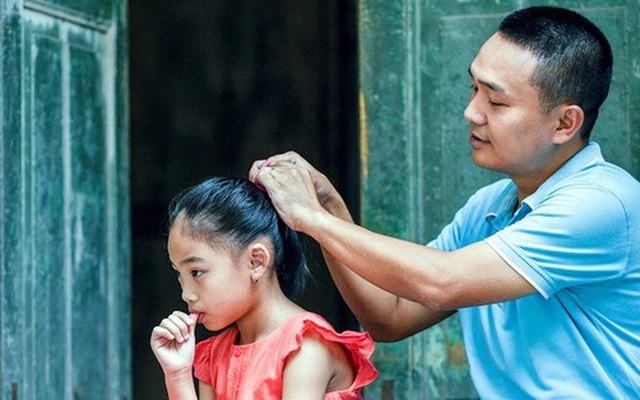 Kể chuyện gia đình, mẹ Hà Nội gây tranh cãi: Đây là tình cảm bố con yêu thương, hay giáo dục giới tính sai cách?