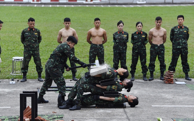 Nữ chiến sĩ Lữ đoàn K3 biểu diễn võ thuật dũng mãnh: Niềm tự hào của tình báo quốc phòng