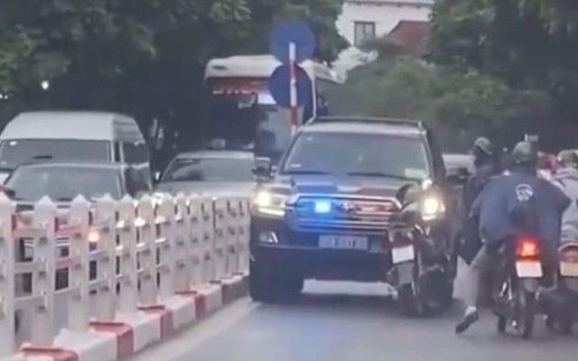 Người đàn ông chặn ô tô biển xanh ở Hà Nội: 2 vấn đề cần làm rõ