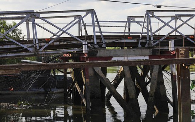 Tháo dỡ cầu sắt 50 tuổi ở phía Nam TPHCM có nguy cơ sập