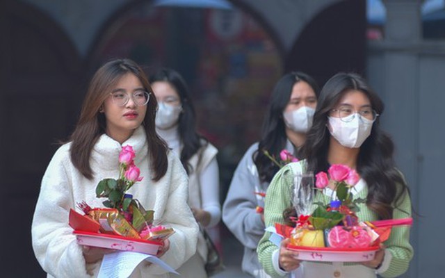 Cuối năm, giới trẻ đua nhau đi chùa cầu duyên 'thoát ế'