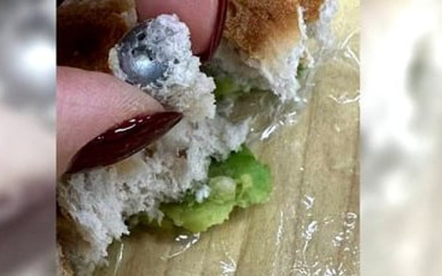 Cô gái tố gãy răng khi ăn bánh mỳ 'nhân ốc vít', siêu thị bắt xóa bài mới xử lý