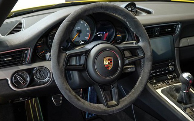 Cướp Porsche đen nhất năm: Không lái được số sàn nên bỏ lại xe