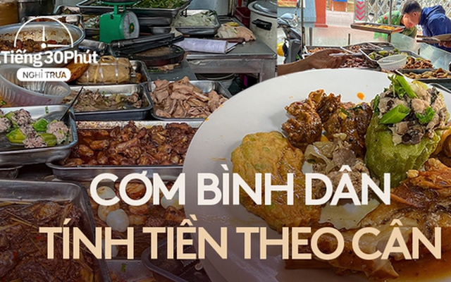 Hàng cơm trưa cân thức ăn để tính tiền ở khu văn phòng Hà Nội