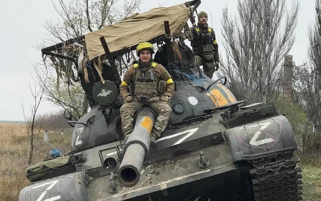 Trang bị khó hiểu Nga lắp trên xe tăng "ông cụ" T-62: Lính Ukraine lái thử xong chỉ biết lắc đầu cười trừ