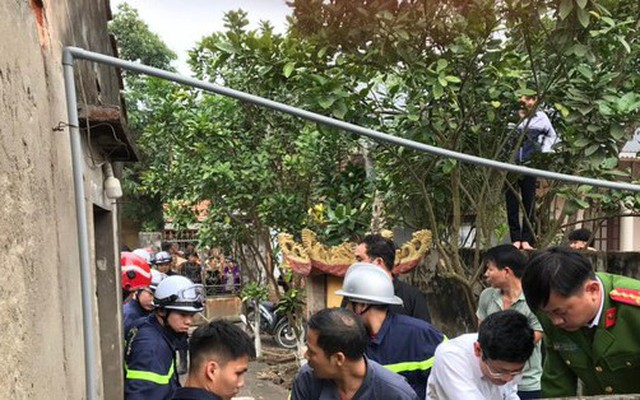 Giải cứu người đàn ông rơi xuống giếng sâu 25 m ở Hà Nội