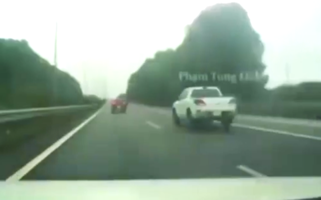 Clip TNGT: Loay hoay dừng giữa cao tốc tìm cách lùi, "nhóm nữ tài xế" gây tai nạn kinh hoàng
