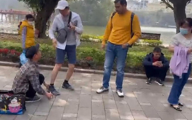 Người đàn ông chèo kéo, tự ý gắn keo vào giày du khách ở hồ Gươm