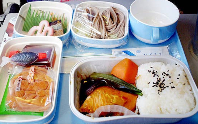 6 sự thật lạ lùng về máy bay: Tại sao đồ ăn trên máy bay "kém ngon" hơn bình thường?