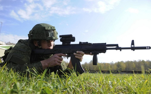 Nga đưa lô súng trường tấn công AK-12 mới điều chỉnh tới chiến trường Ukraine