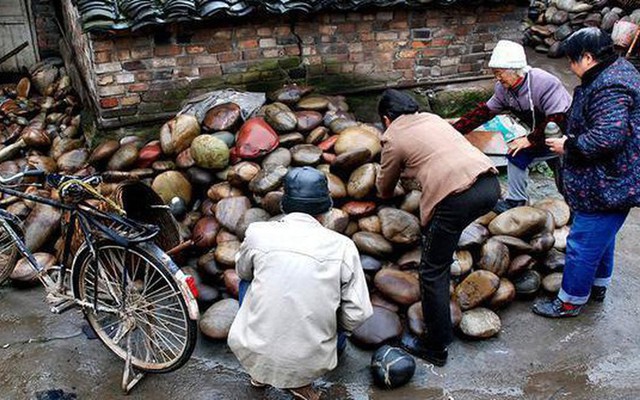 Độc lạ ngôi làng giàu nhờ đá: Dân làng đổ xô đi kiếm 'hàng hiếm' giữa lòng sông, không cần bỏ vốn cũng có tiền mua xe, xây nhà