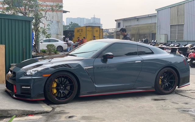 Nissan GT-R Nismo đầu tiên về Việt Nam: Toàn đồ chơi hàng thửa, giá bên Mỹ đã vài tỷ thì đại gia Việt đúng chuẩn dân chơi