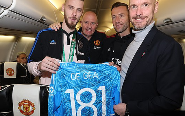 Đồng đội tặng quà "khủng" cho David de Gea trên chuyến bay về Manchester