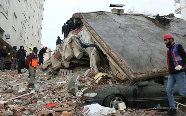 Video: Hàng loạt tòa nhà đổ sập trong vài giây sau trận động đất mới nhất tại Thổ Nhĩ Kỳ khiến ít nhất 111 người thương vong