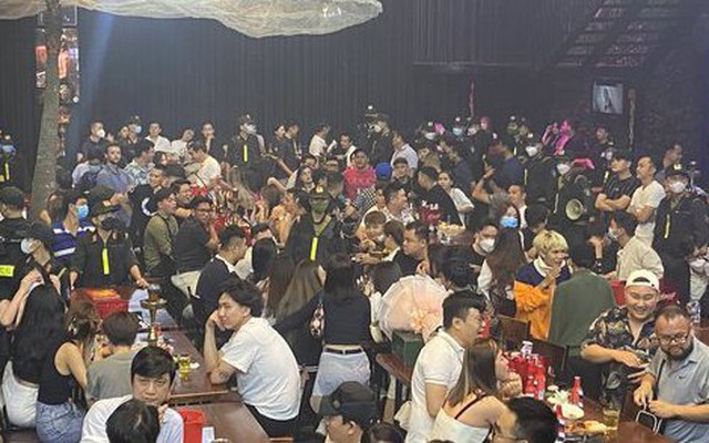 Hình ảnh công an đưa hơn 400 người ở Beer Garden Poc Poc về trụ sở