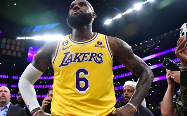 LeBron James trở thành tay ném vĩ đại nhất lịch sử NBA