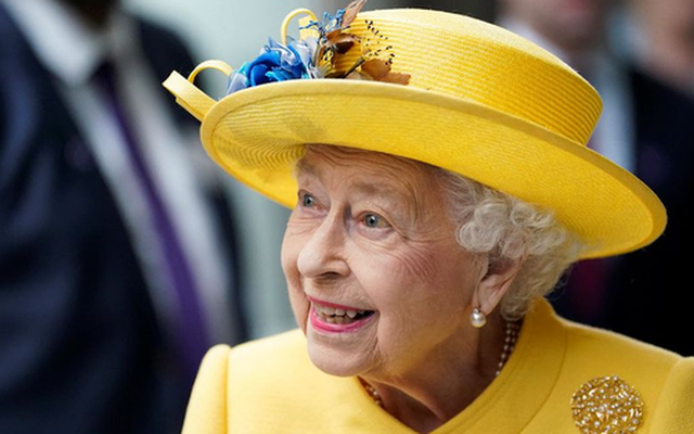 Chiêm ngưỡng bộ bát đĩa tráng miệng dát vàng được đem đi bán đấu giá của Nữ Hoàng Elizabeth II: Trị giá hơn 500.000 USD, mang dấu ấn lịch sử nhân loại có 1-0-2