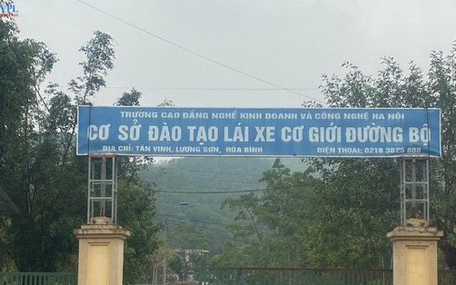 Bắt giám đốc trung tâm sát hạch lái xe ở Hoà Bình