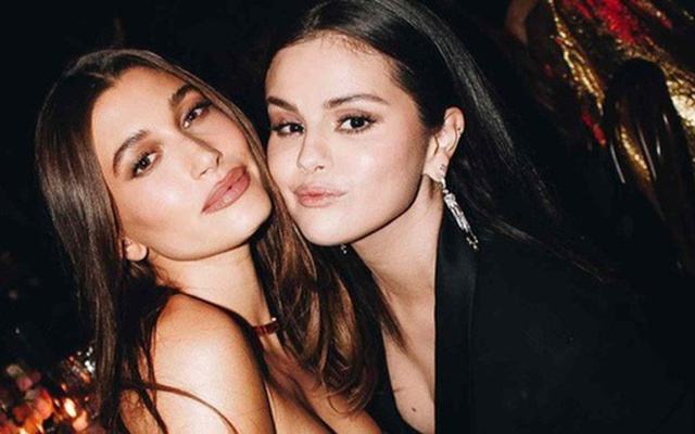 Hailey Bieber cầu cứu Selena Gomez vì bị dọa giết sau ồn ào "chân mày"