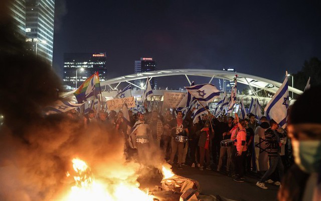 Bộ trưởng Quốc phòng Israel bất ngờ bị sa thải, biểu tình bùng nổ