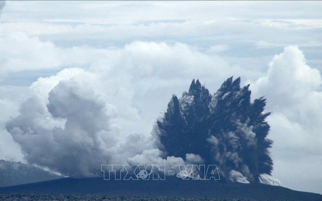 Núi lửa Anak Krakatoa ở Indonesia phun trào