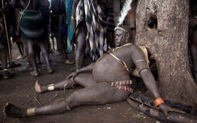 Bộ tộc kỳ lạ ở châu Phi: Vỗ béo đàn ông và dành sự tôn trọng với nam giới bụng phệ