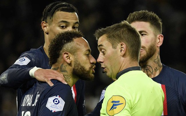 Trọng tài Pháp có thể bị phạt tù nếu cho cầu thủ ăn vào giữa trận