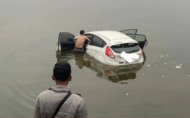 Hà Nội: Nhầm chân ga, người phụ nữ lao thẳng ô tô xuống hồ Tây