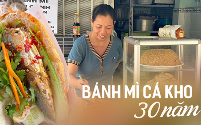 Hàng bánh mì cá nục tự kho của người phụ nữ suốt 30 năm, dù “núp hẻm” nhưng mỗi ngày bán hơn 300 ổ